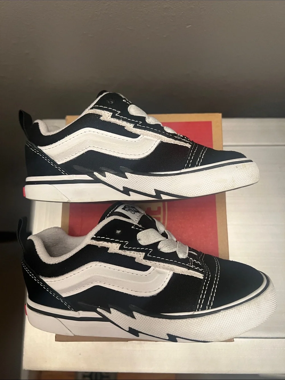 Vans Knu Skool Elastic Lace Bolt. Black and white. Toddler size 10